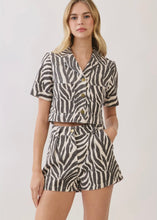 Load image into Gallery viewer, Animal Print Cropped Shirt
